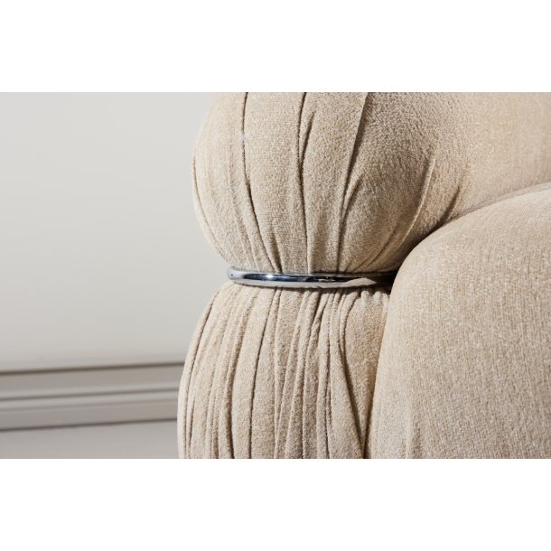 Mikko - Lnestol i beigestof og metal detaljer