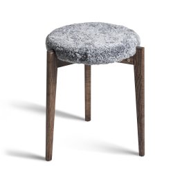 Assist - Taburet med lysegr� f�reskindss�de, syv forskellige finish