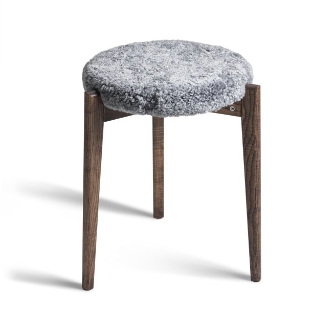 Assist - Taburet med lysegr� f�reskindss�de, syv forskellige finish