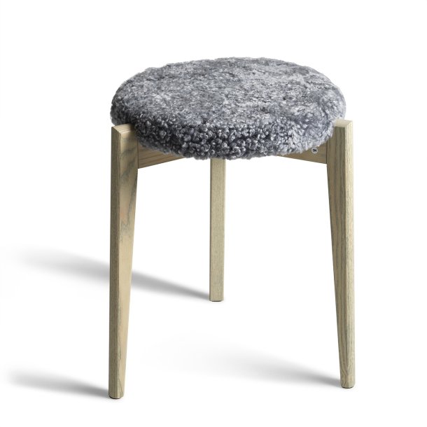 Assist - Taburet med lysegr� f�reskindss�de, syv forskellige finish