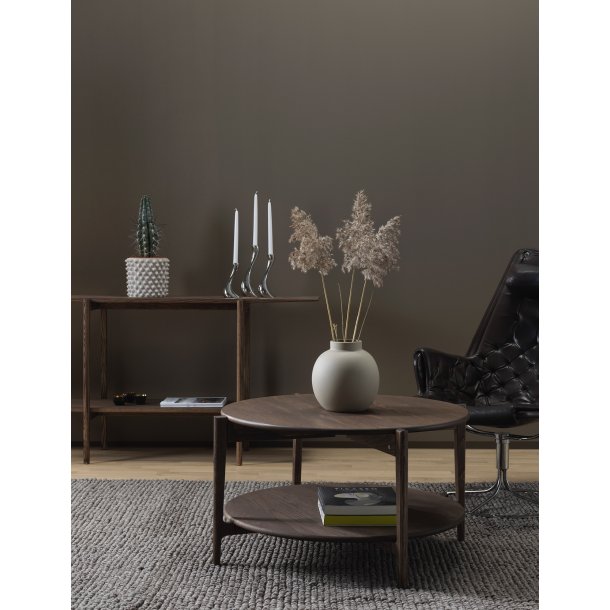 Vasa - Rundt sofabord med hylde i massiv ask og fire forskellige finish. � 88 cm x h�jde 48 cm
