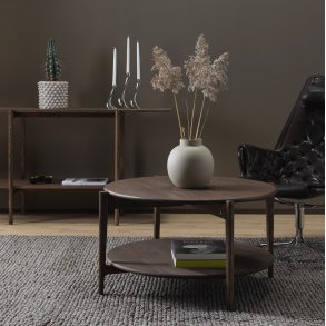 Vasa - Rundt sofabord med hylde i massiv ask og fire forskellige finish. � 88 cm x h�jde 48 cm