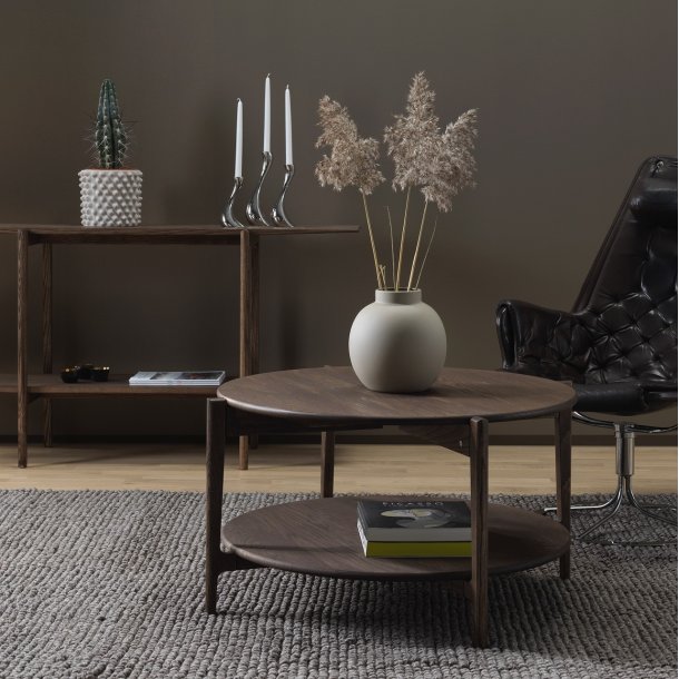 Vasa - Rundt sofabord med hylde i massiv ask og fire forskellige finish. � 88 cm x h�jde 48 cm