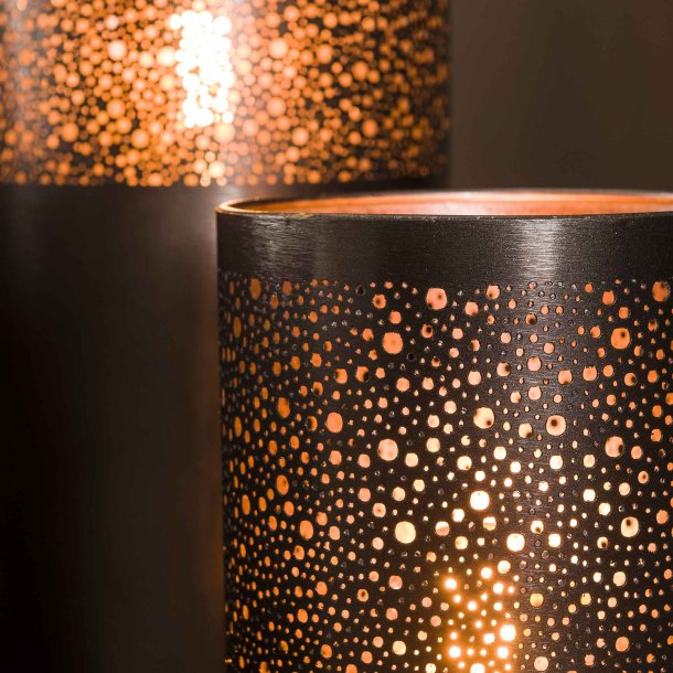 Tobby - Gulvlampe i perforeret sort nikkel, hjde 120 cm