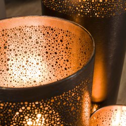 Tobby - Gulvlampe i perforeret sort nikkel, hjde 120 cm