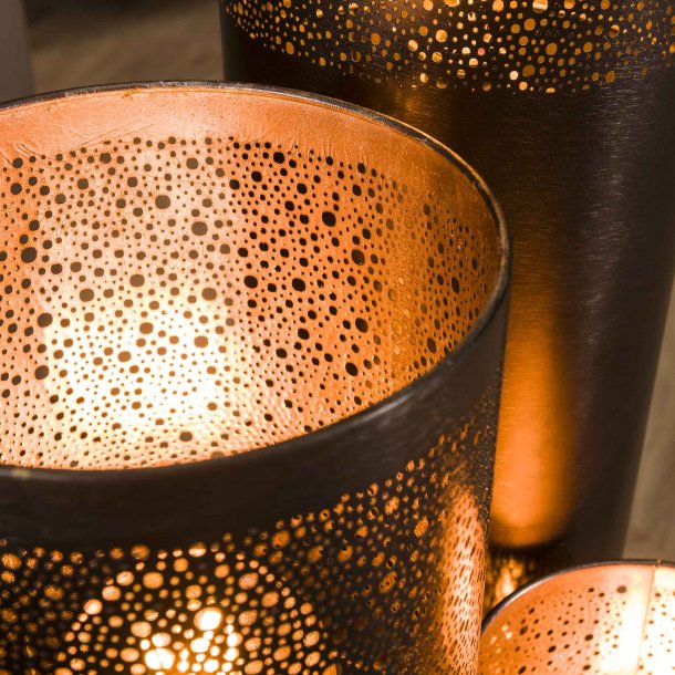 Tobby - Gulvlampe i perforeret sort nikkel, hjde 120 cm