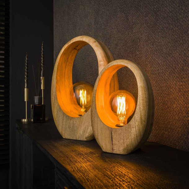 Pecker - Hndlavet bordlampe i mangotr, hjde 30 cm.