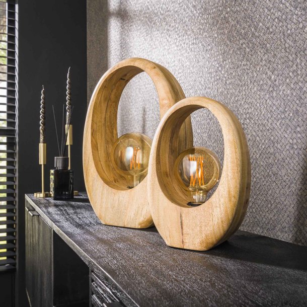 Pecker - Hndlavet bordlampe i mangotr, hjde 30 cm.