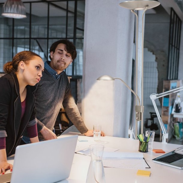 Duran - gulvlampe i metal med dobbelt funktion