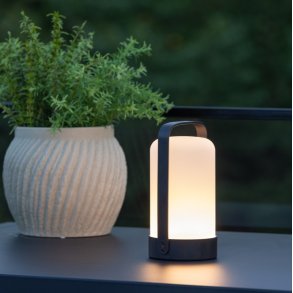 Comos - Udendrs bordlampe i sort metal og plast