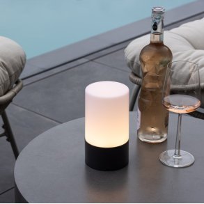 Orta - Udendrs cylinderformet bordlampe i sort metal og plast