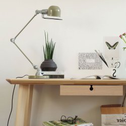 Hood - bordlampe i sort eller grn metal