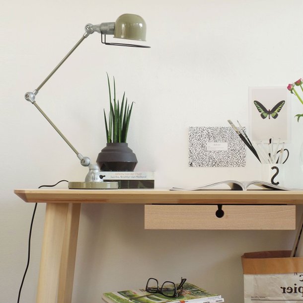 Hood - bordlampe i sort eller grn metal