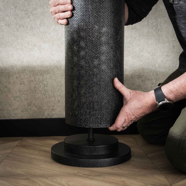 Rollo - Gulvlampe i cylinderformet sort perforeret metal