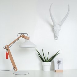 Edward - bordlampe i tr og hvidt metal