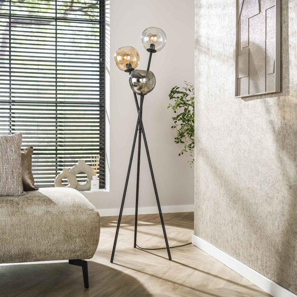 Tripood - Gulvlampe med tre glaskupler