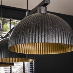 Ranua- Loftlampe med tre skrme i rillet sort metal