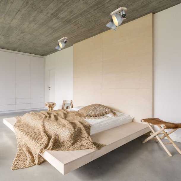 Bates - spotlampe med to skrme i fem forskellige finish