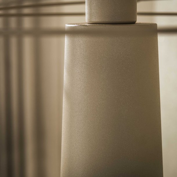 Curly � Bordslampa i beige metall