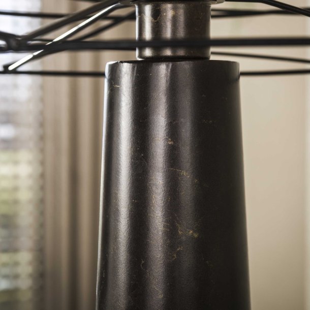 Curly � Bordslampa i urban brun metall