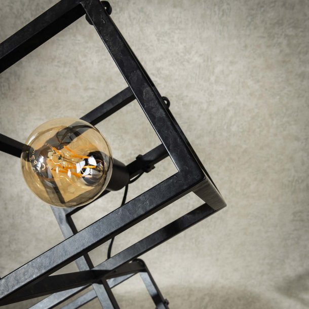 Louvre - Gulvlampe i sort metal