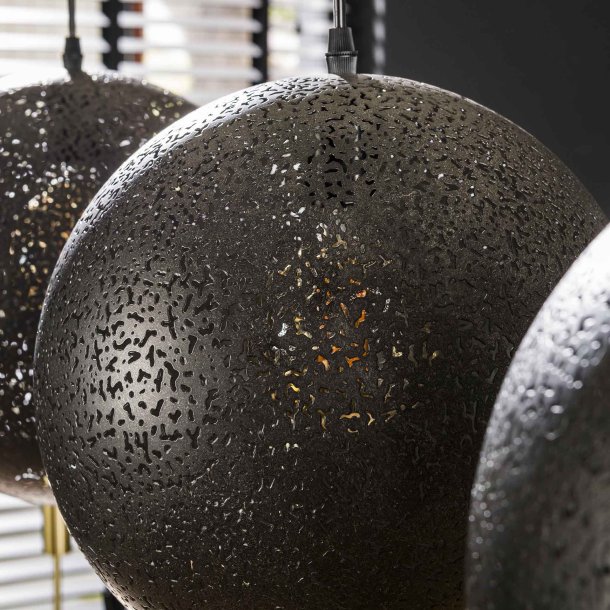 Wic- Loftlampe med tre skrme i sort hullet metal