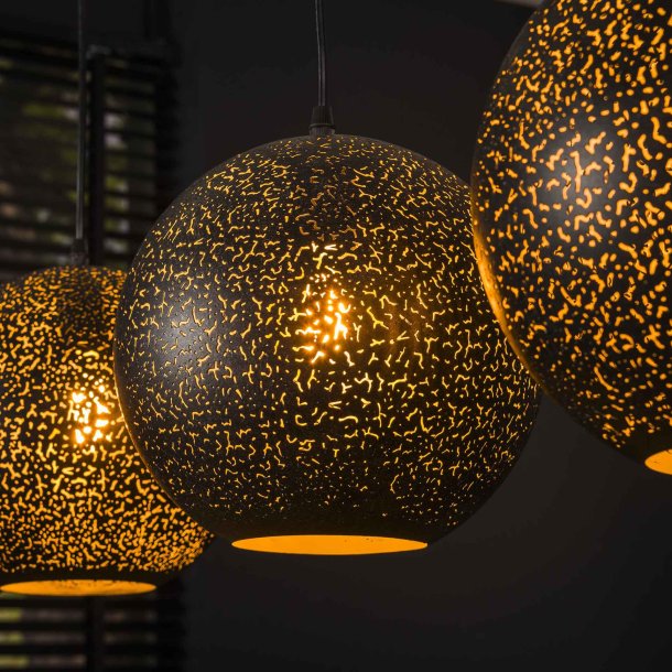 Wic- Loftlampe med fire skrme i sort hullet metal