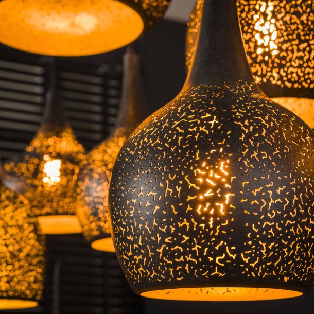 Wic- Loftlampe med syv skrme i sort hullet metal