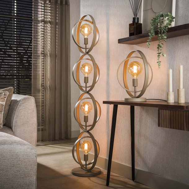 Frisky - Gulvlampe i beige metal, h�jde 180 cm.