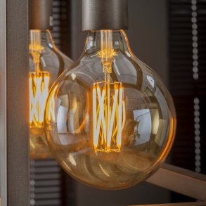 Mellemstor rund LED pære i ravfarvet glas