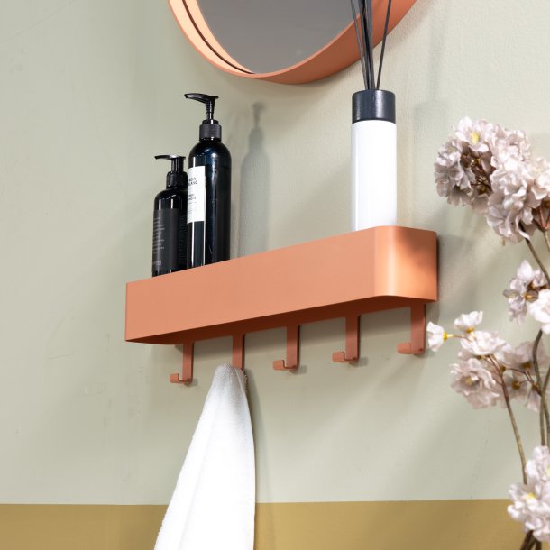 Alhamba - Knagerkke med hylde i lys orange metal, fem knager