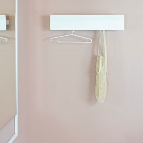 Benjy - Hattehylde i hvid metal, bredde 77 cm.