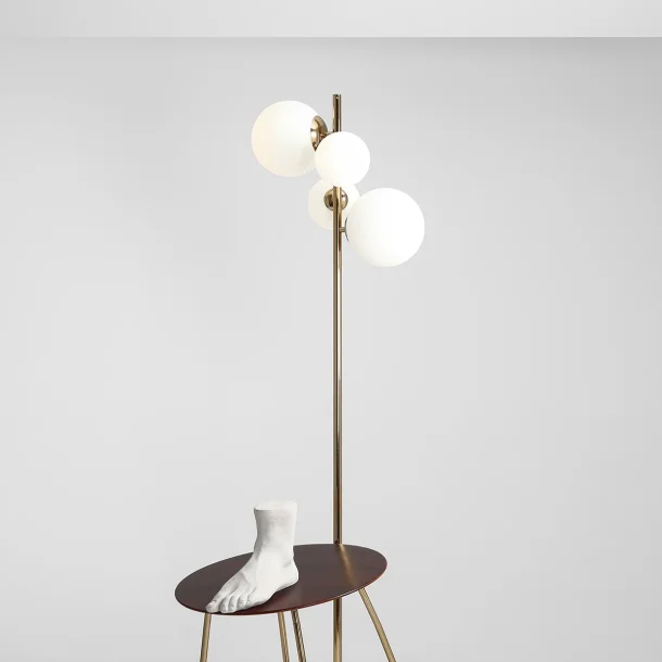 Dizzy - Gulvlampe i guldfarvet metal og hvidt glas