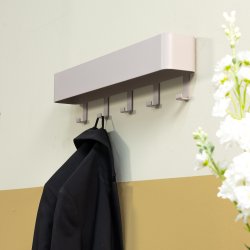 Alhamba - Knagerkke med hylde i silky taupe metal, fem knager