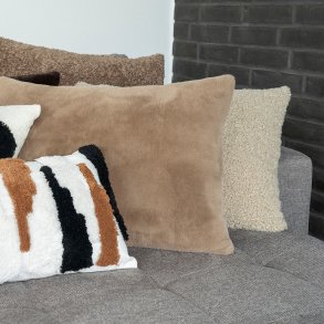 Arucas - Kudde i brunt tyg, 45 x 60 cm.