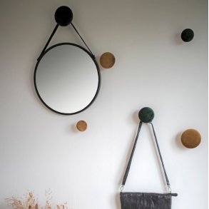 Clyde - Spegel med svart ram och rem, � 38 cm.