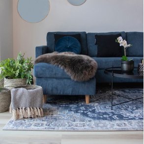 Arona - Tppe i bl polyester, 160 x 230 cm.