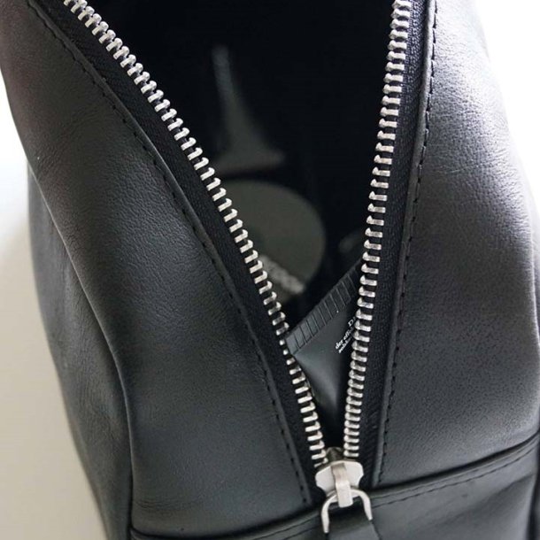 Toilettaske i sort lder