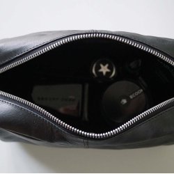 Toilettaske i sort lder