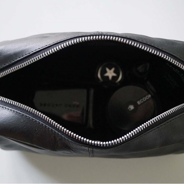 Toilettaske i sort lder