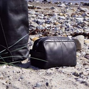 Toilettaske i sort lder