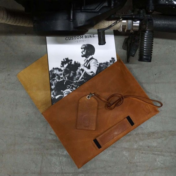 Omslag i mrkebrun lder