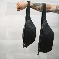 Bumbag i sort lder, model small