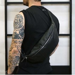 Bumbag i sort lder, model large