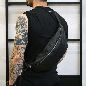 Bumbag i sort lder, model large