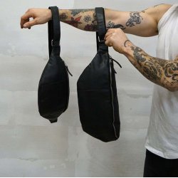 Bumbag i sort lder, model small