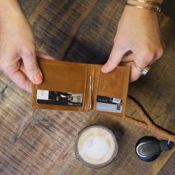 Pung i lysebrun lder med pengeclips