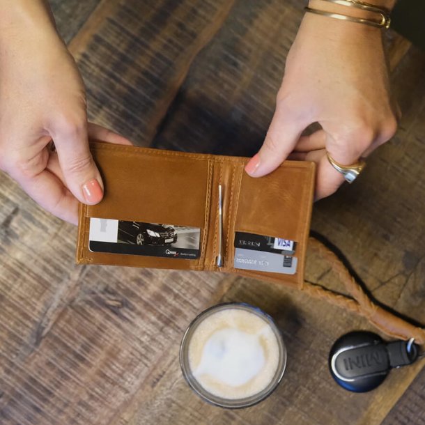 Pung i lysebrun lder med pengeclips