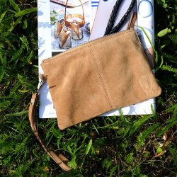 Clutch i lysebrun ruskind