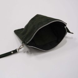 Clutch i mrkegrn ruskind